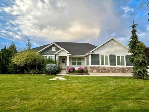 Heber House | Family groups hot tub sleeps 16 6br4ba firepit