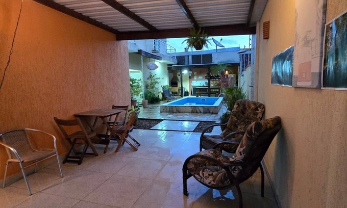 Maranduba House | Family house - Suites with air conditioning, swimming pool and barbecue, 250m from Sapê beach.