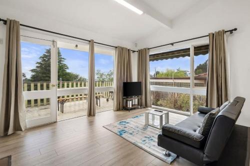 Katoomba Apartment | Family Hideaway Fireplace Balcony and BBQ