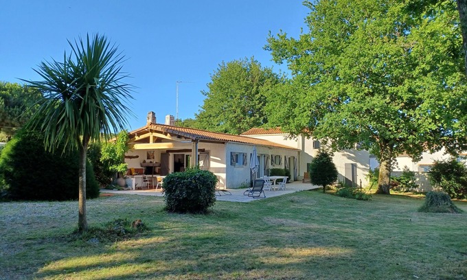 Saint-Palais-sur-Mer Villa | Family house on large wooded grounds 2 km from the beach