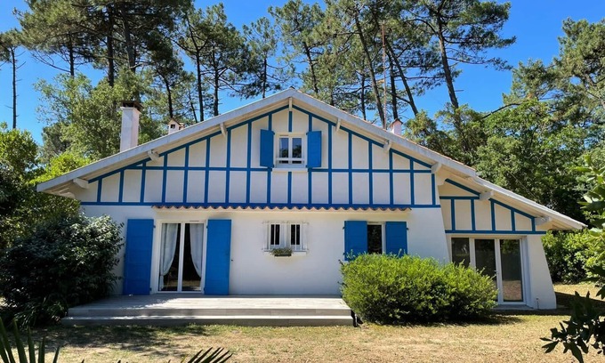 Les Estagnots House | Family home between lake and ocean