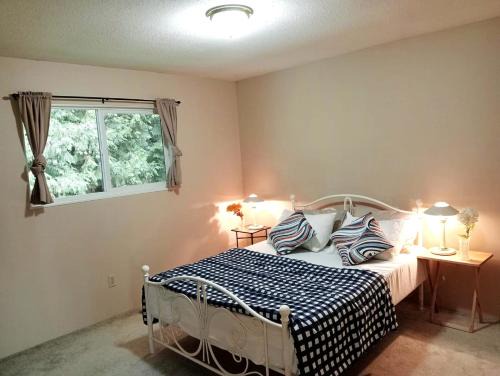 Cloverdale House | Family Home Stay in Great Location- Walk to Plazas, Restaurants, Transit C2