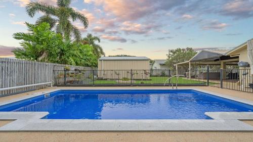 Mount Louisa House | Family Home With Pool In Mount Louisa