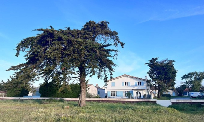 Mauzac House | Family home with sea view