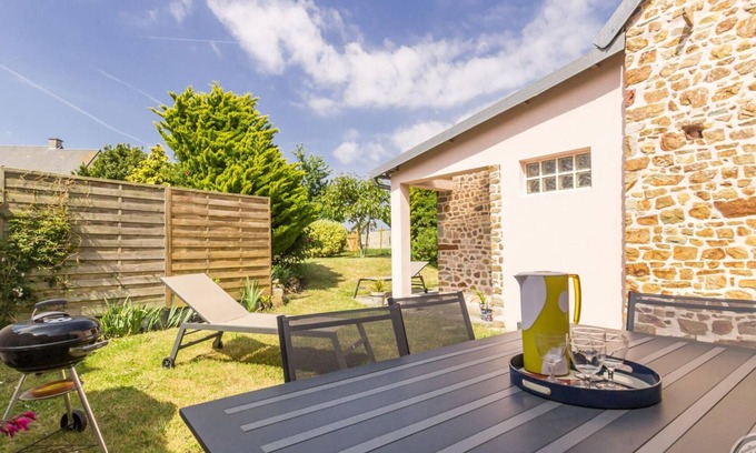 Creances Cottage | Family house near the beach with private garden in Créances, pets allowed