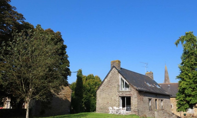Boucey Cottage | Family house with fireplace and large garden in Pontorson
