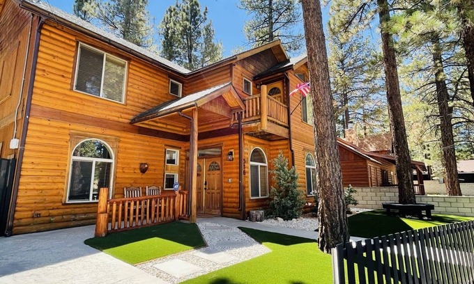 Big Bear City Cabin | Family Modern Cabin w/Game Room+Hot Tub+BBQ
