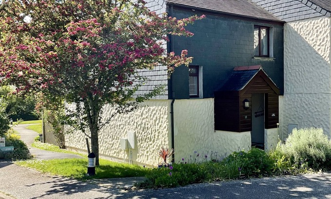 Falmouth House | Family owned cottage set in beautiful landscape gardens.