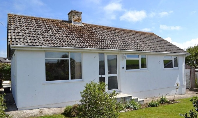 Porthleven House | Family & pet friendly bungalow with parking & garden in Cornish fishing village