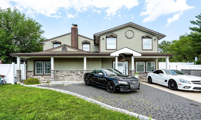 Levittown House | Family retreat w/ resort style pool w/ hot tub/playground & more by Sesame Place