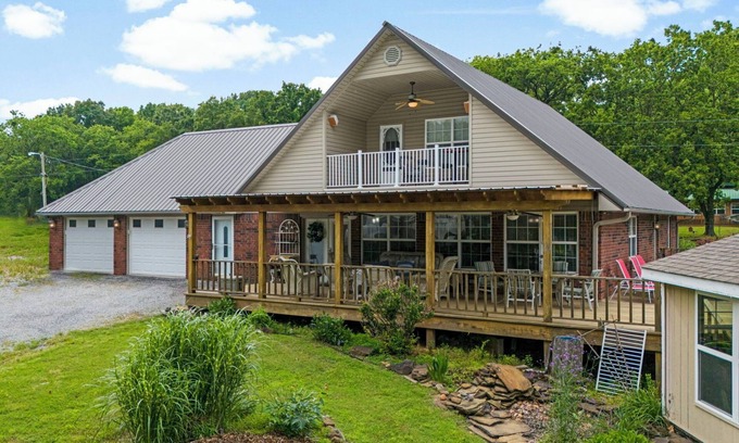Mayes County House | Family reunions, Large families. Plenty of room. On beautiful Lake Hudson