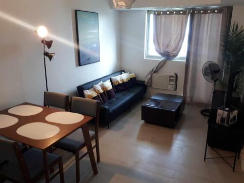 San Fernando Bed & Breakfast | Family Room 1BR HUGE Balcony in Azure North