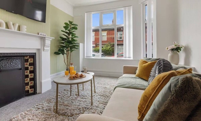 Levenshulme House | Family - Sleeps 6 - Garden - Parking