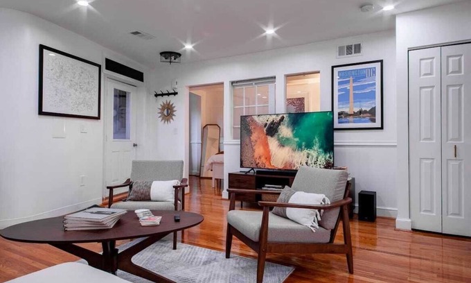 Truxton Circle Apartment | Fancy 1-BR in Central Location ⚜ Parking available