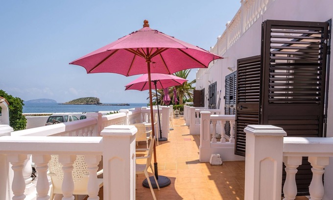 Es Canar Apartment | Fantastic Apartment by the Sea with Air Conditioning, Wi-Fi, Pool & Terrace