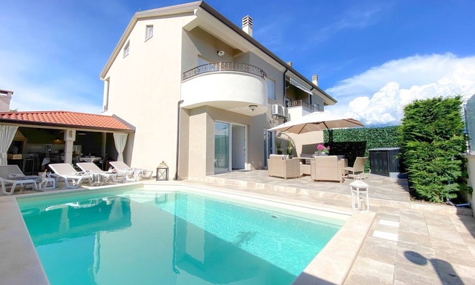 Novigrad House | Fantastic casa with two barbecues, private pool, washing machine, tumble dryer
