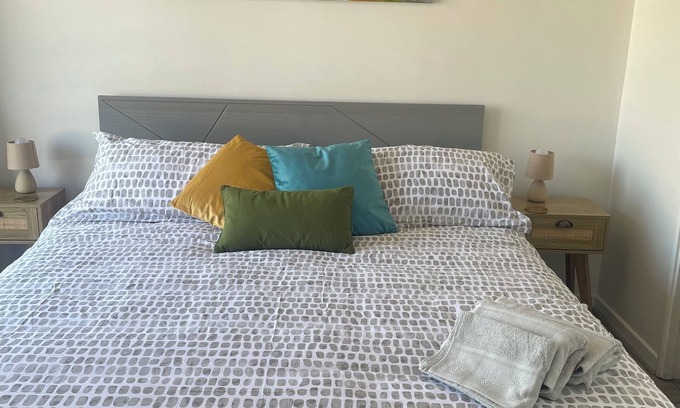 Apoquindo Apartment | Fantastic location, subway, commerce, mall, parking, A/C, king bed