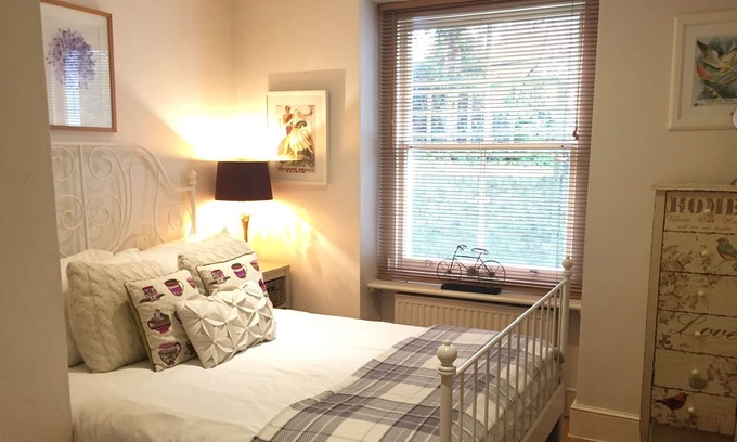 Kilburn Apartment | Fantastic Luxury London Apartment with Huge Garden in tree lined street nr Tube