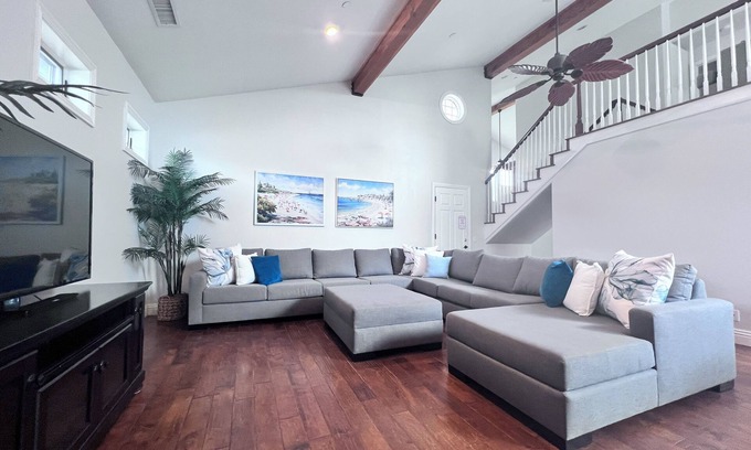 Southwest Anaheim House | Fantastic Upgraded Home: 3 Ensuites, Pool/Jacuzzi!