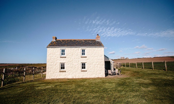 Saint Martin Cottage | FARAWAY COTTAGE, pet friendly, with open fire in Porthgwarra