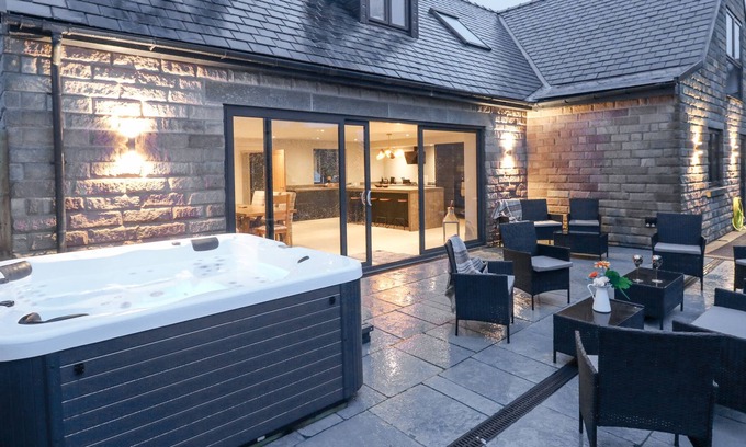 Matlock Cottage | FARLEY MEADOW VIEW, family friendly, with hot tub in Matlock