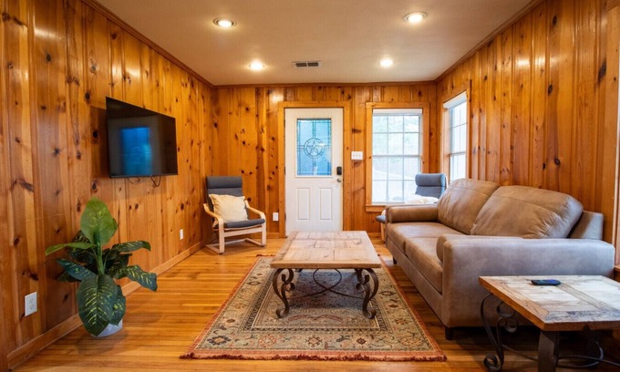 Fort Worth House | Farm House 15 mins from FWTX - Pets Welcome