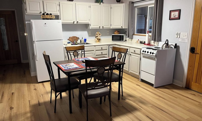 Lazear House | Farm Stay Cozy 2-bedroom guest house on farm in Hotchkiss