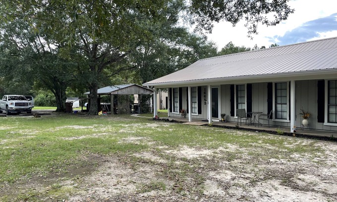 Gulfport House | Farmhouse charm + Bunkhouse. Fishing. Hot tub. Outdoor TV.