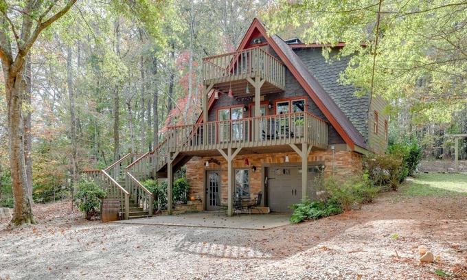 Gainesville Cabin | Farmhouse in a Peaceful Paradise with Huge Hot tub