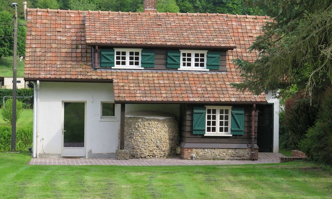 Embry House | Farmhouse of character in a green