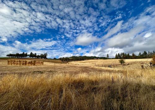 Medford House | Farmhouse Rv - Sunset Pergola - Fire Pit - Views