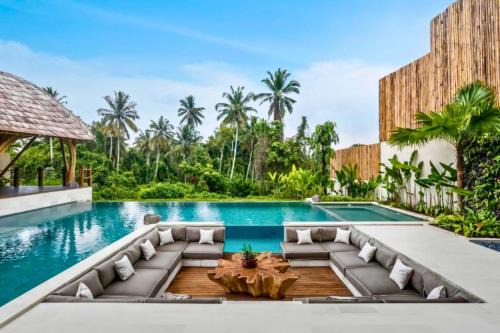 Pejeng Kawan Villa | Fazeela Luster 6 BR Private Pool Villa ZN311