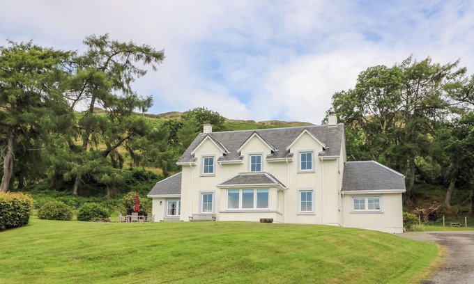 Slate Islands Cottage | FEARNACH BAY HOUSE, family friendly, with open fire in Kilmelford