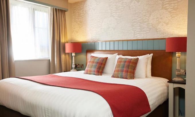 Wadesmill House | Feathers by Chef & Brewer Collection