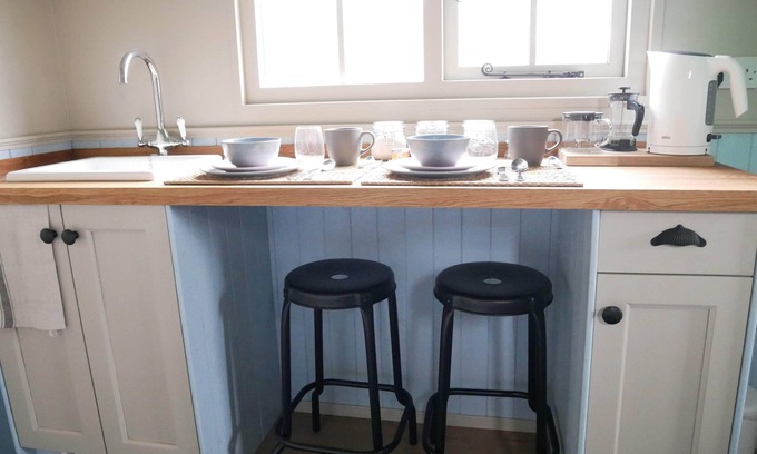 Gravesend Cabin | 'Feathers' Shepherd Hut accommodation