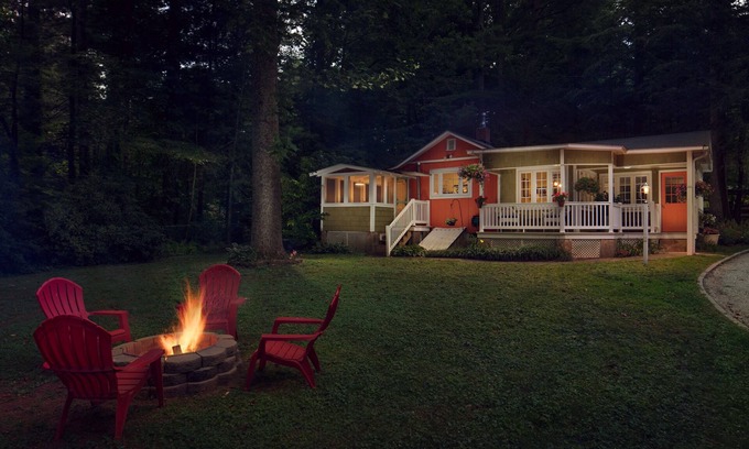 Hendersonville Cottage | Featherstone THE LODGE - perfect for families!