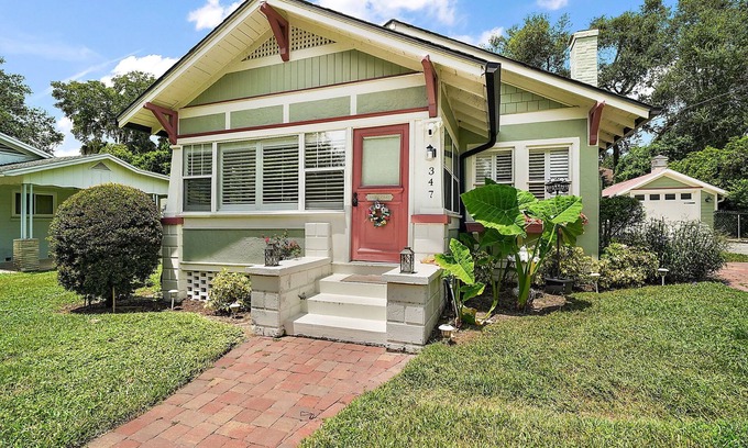 Mount Dora Cottage | Fenced in Backyard! Close to DT Mount Dora! King Bed + Golf Cart Rental!