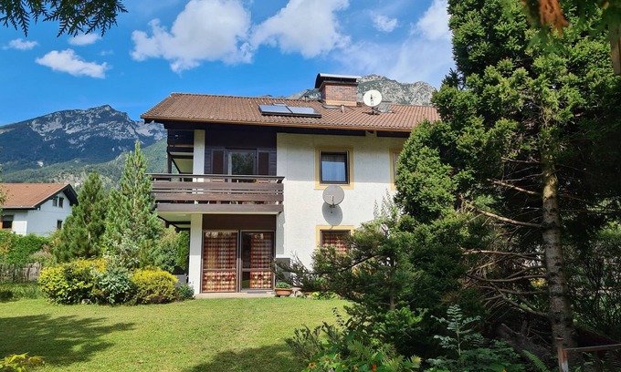 Karlstein House | Ferienhaus im Grünen mit Garten, Teich als Startpunkt für Wanderungen