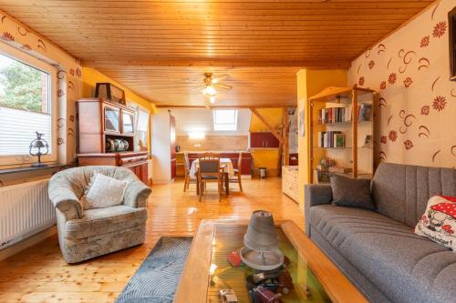 Schwerinsdorf House | Ferienwohnung Eulennest, 35230