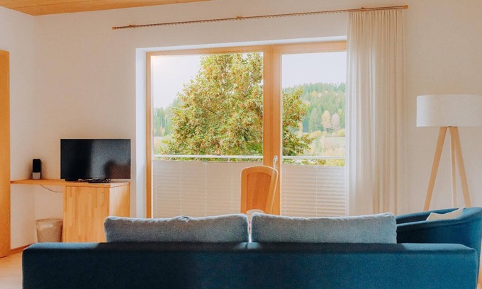 Barnzell Apartment | Ferienwohnung im Ersten Stock mit Balkon