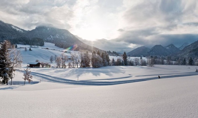 Ruhpolding Apartment | Fewo Gamsknogl Balk., Kochn., 2 Schlafz., 1 Wohnz., Kachelofen, 3 Bäder, Max. 4 Pers