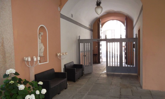 Luino Apartment | FeWo Luino Loft: Historic Charm, 100m to Lake & Swiss Gateway.