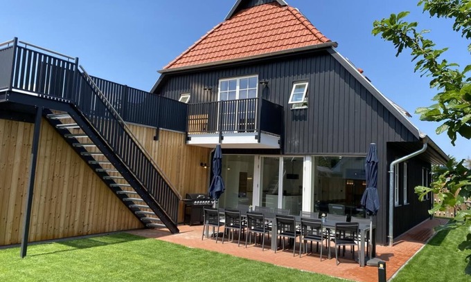 Born auf dem Darss House | FH Magnolia - terrace, roof terrace, garden, sun loungers, barbecue, pets, fireplace, sauna, close to the Bodden, Baltic Sea 6km away, WLAN