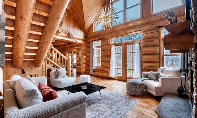 Fiddler Lake Resort House | Fiddler Lake Resort Chalet + Private Jacuzzi