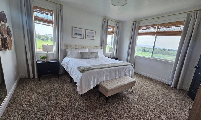 Lapoint House | Fieldview - Charming 3-bedroom house, peaceful cul-de-sac, stunning field views