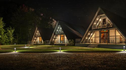 Auseu Ski Chalet | Filframes