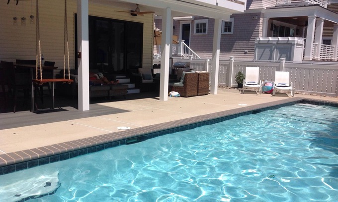 Avalon House | Final weeks of the season. Book now.