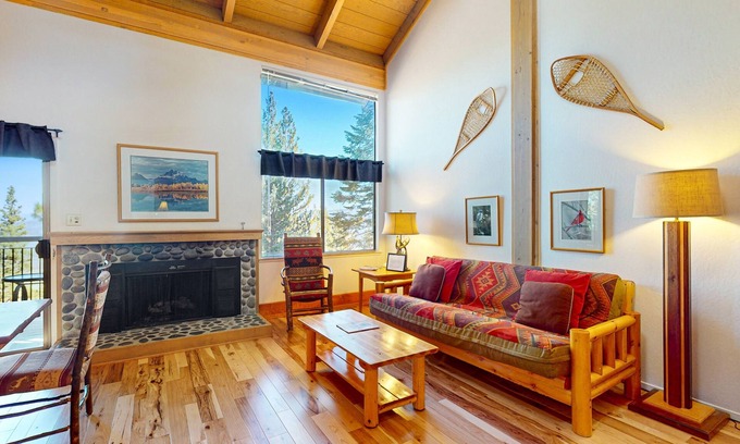 Truckee Condo | Fine lodge near skiing with futon & ski locker