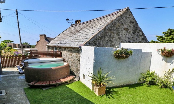 Rhydwyn House | Finest Retreats | Abersant House