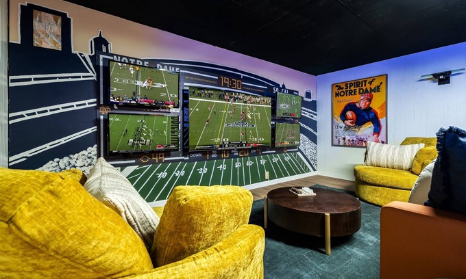 South Bend House | Finnish Sauna | Jumbotron Bar | Gym | Near ND
